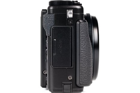 Bild Die Schnittstellen der Fujifilm X70 verbergen sich hinter einen Kunststoffklappe. Das kleine Handgriffgummi gibt den nötigen Halt beim Fotografieren. [Foto: MediaNord]