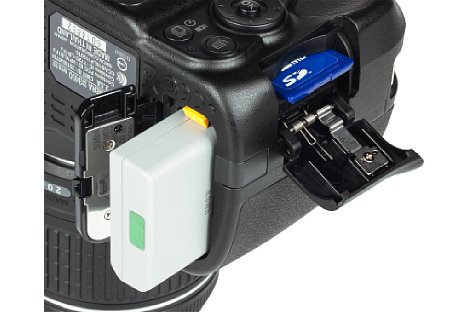 Bild Akku und Speicherkarte werden bei der Nikon D3400 praktischerweise in unterschiedlichen Fächern untergebracht.. [Foto: MediaNord]