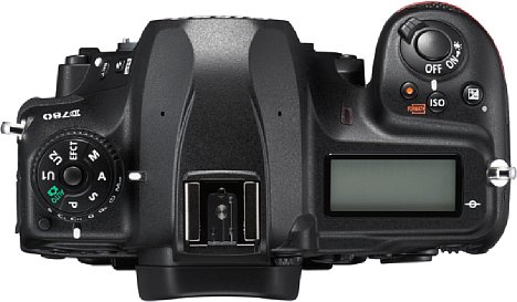 Bild Als Mittelklasse-DSLR besitzt die Nikon D780 ein klassisches Programmwählrad sowie ein Schulterdisplay zum Anzeigen der wichtigsten Einstellungen. [Foto: Nikon]