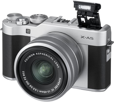 Bild Die Fujifilm X-A5 bietet nicht nur einen integrierten Pop-Up-Blitz, sondern auch einen Systemblitzschuh. [Foto: Fujifilm]