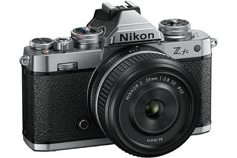 Bild Exklusiv mit der Nikon Z fc kommt das Z DX 28 mm F2.8 SE als Setobjektiv auf den Markt. Später wird das Objektiv als auch "normale" Version (ohne SE) einzeln erhältlich sein. [Foto: Nikon]