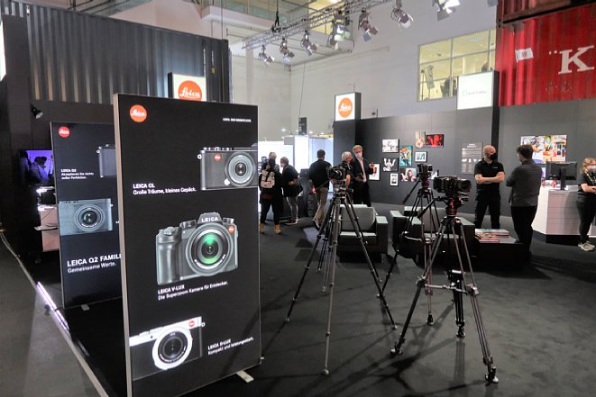Bild Eindrücke der Photopia Hamburg 2021. Leica hat einen Gemeinschaftsstand mit Whitewall, die die Bilddekoration hergestellt haben. Im hinteren Bereich ist auch eine kleine Leica Galerie integriert. [Foto: MediaNord]