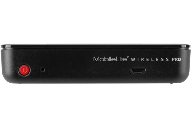 Bild Der rote Knopf dient zum Einschalten des Kingston MobileLite Wireless Pro. Über die Micro-USB-Schnittstelle wird der 6.700 mAh große interne Li-Ion-Akku aufgeladen. [Foto: Kingston]