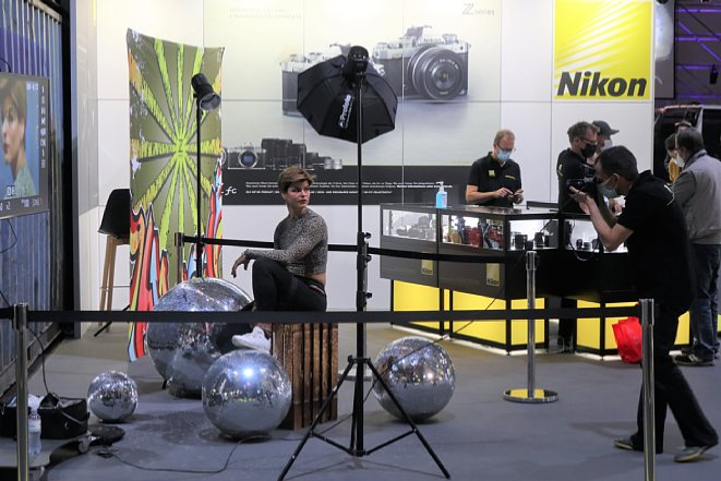 Bild Eindrücke der Photopia Hamburg 2021. Nikon-Stand in Halle 1 mit Live-Photoshooting. [Foto: MediaNord]