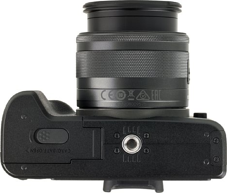 Bild Das Stativgewinde der Canon EOS M50 sitzt vorbildlich in der optischen Achse, jedoch sehr dicht neben dem Speicherkarten- und Akkufach. [Foto: MediaNord]