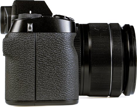 Bild Der große Handgriff der Fujifilm X-S10 erleichtert den langen und ermüdungsfreien Einsatz der Kamera. [Foto: MediaNord]