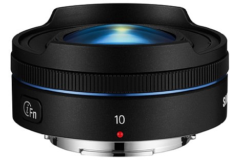 Bild Mit gerade einmal 26 Millimeter Länge und 72 Gramm Gewicht ist das Samsung NX Lens 10 mm F3.5 das aktuell kleinste Fisheye am Markt. [Foto: Samsung]
