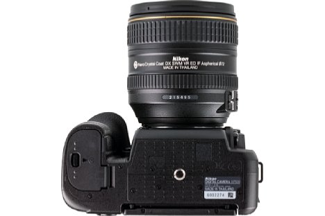 Bild Das Stativgewinde der Nikon D7500 liegt in der optischen Achse. Einen Multifunktionsgriff gibt es jedoch im Gegensatz zum Vorgängermodell nicht mehr. [Foto: MediaNord]