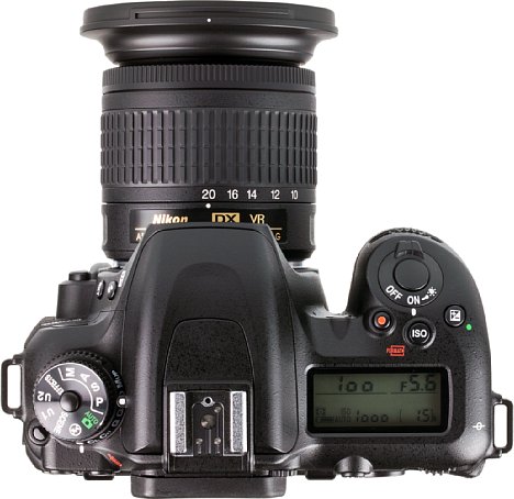 Bild Das Nikon AF-P DX 10-20 mm 1:4,5-5,6G VR, hier an der Nikon D7500, fällt relativ kompakt und leicht aus. [Foto: MediaNord]