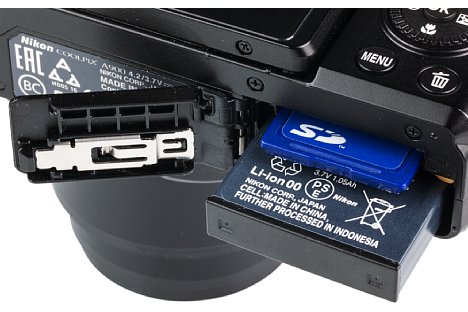 Bild Das Speicherkarten- und Akkufach befindet sich bei der Nikon CoolPix A900 auf der Unterseite. Der Akku kann in der Kamera verbleiben, denn er wird per USB aufgeladen. [Foto: MediaNord]