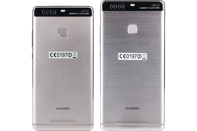 Bild Huawei P9 (links) und P9 Plus im direkten Größenvergleich. Den hässlichen CE-Zeichen-Aufkleber auf der Rückseite haben die europäischen Versionen beider Geräte. Das Gehäuse des P9 ist matt, das des P9 Plus in gebürstetem Metall-Finish. [Foto: MediaNord]