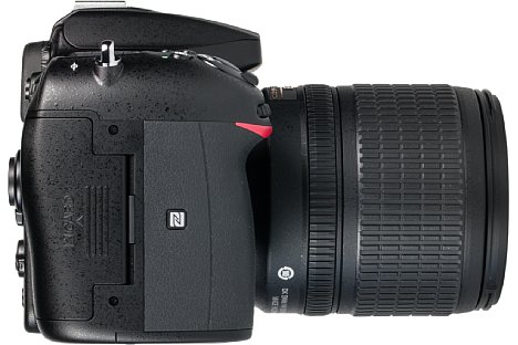 Bild Unter dem ausgeprägten Handgriff, dank dem die Nikon D7200 hervorragend in der Hand liegt, verbergen sich die NFC- sowie die WLAN-Antenne, womit sich die D7200 drahtlos fernsteuern lässt. [Foto: MediaNord]