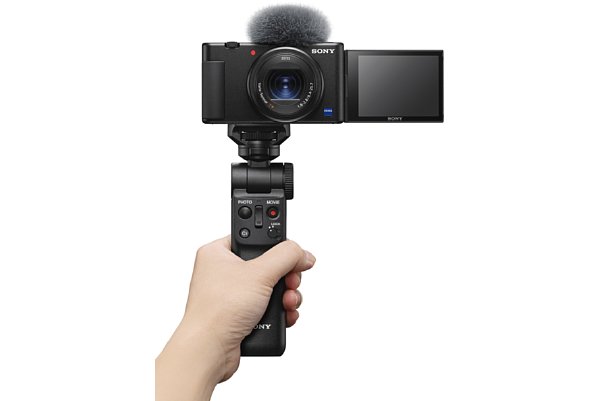 Bild Sony GP-VPT2BT in Verwendung mit der ZV-1. Besonders in der Selfie-Stellung wird die Bedienung mit dem Handgriff viel angenehmer. [Foto: Sony]