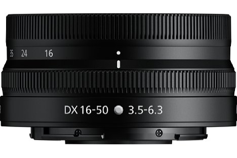Bild Eingefahren misst das Nikon Nikkor Z DX 16-50 mm F3.5-6.3 VR 32 Millimeter in der Länge. Auch das Gewicht ist mit 135 Gramm sehr gering. [Foto: Nikon]