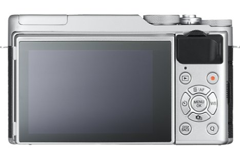 Bild Der rückwärtige 7,5-Zentimeter-Bildschirm der Fujifilm X-A10 lässt sich für Selfies um 180 Grad nach oben klappen. [Foto: Fujifilm]