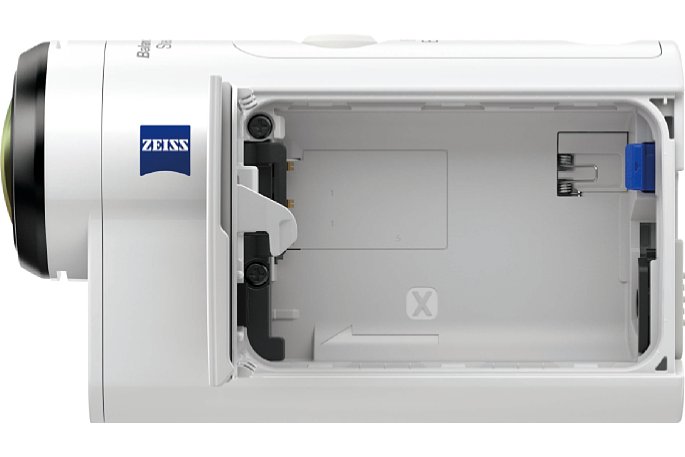 Bild Bei der Sony FDR-X3000 sitzt der Akku seitlich bequem wechselbar unter einer spritzwassergeschützten Klappe. Einen Zweitakku zu kaufen, ist definitiv eine sinnvolle Investition. [Foto: Sony]
