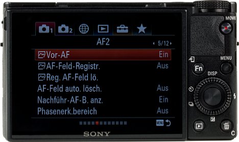 Bild Der 7,5 Zentimeter große Touchscreen nimmt fast die gesamte Rückseite der Sony RX100 VI ein. Leider bietet er keine automatische Helligkeitsregelung und leuchtet in hellen Umgebungen zu dunkel, solange man den Sonnenmodus nicht aktiviert. [Foto: MediaNord]