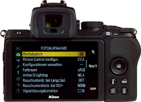 Bild Der rückwärtige Touchscreen der Nikon Z 50 lässt sich um 110 Grad nach oben und für Selfies um 180 Grad nach unten klappen. Rechts neben dem Bildschirm befinden sich permanente Touch-Bedienelemente. [Foto: MediaNord]