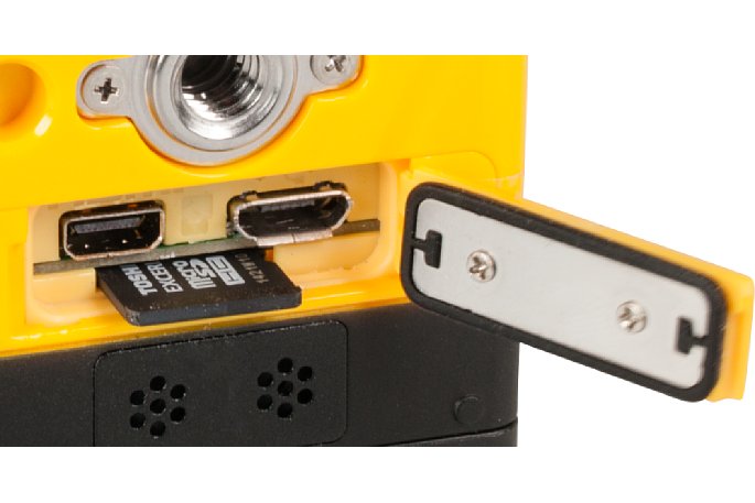 Bild Unter einer Abdeckung mit Gummidichtung liegen der HDMI-Anschluss, die USB-Buchse (auch zum Lade des Akkus in der Kamera sowie der Mikro-SD-Speicherkarten-Steckplatz. [Foto: MediaNord]
