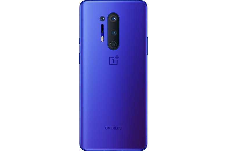 Bild Das OnePlus 8 Pro in der Farbe Ultramarine Blue. Im Original ist diese Farbe möglicherweise etwas weniger Lila als auf diesem Herstellerfoto, sondern eher ein dunkles, schönes Blau. [Foto: OnePlus]