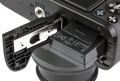 Bild Der Akku der Canon EOS M50 muss extern geladen werden und reicht für knapp 300 Aufnahmen. Zudem ist eine schnelle SDHC- oder SDXC-Karte zu empfehlen, denn die M50 speichert mit bis zu 70 MB/s. [Foto: MediaNord]