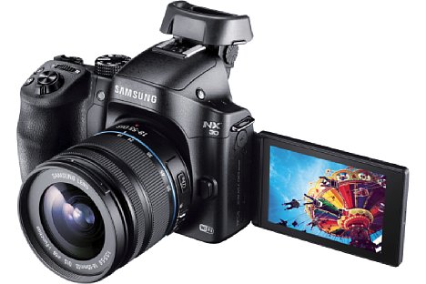 Bild Die spiegellose Systemkamera Samsung NX30 löst als neues Spitzenmodell die NX20 ab und bietet unter anderem ein schwenk- und drehbares Display. [Foto: Samsung]
