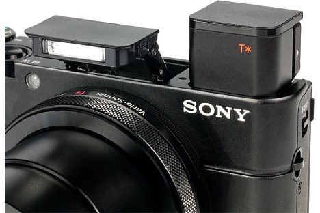 Bild Aus der Oberseite der Sony DSC-RX100 IV lässt sich nicht nur der Sucher, sondern auch ein kleiner Blitz ausklappen. Dieser fällt aber selbst für eine Kompaktkamera sehr schwachbrüstig aus. Lichtstärke und hohe ISO gleichen das aus. [Foto: MediaNord]