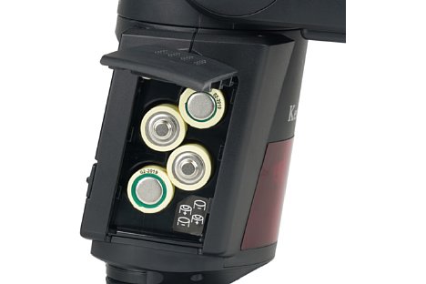 Bild Vier AA/Mignon-Rundzellen sorgen für die Stromversorgung des Kenko AI Flash AB600-R. Alternativ ist auch ein externes Powerpack namens BP-1 erhältlich. [Foto: Kenko]