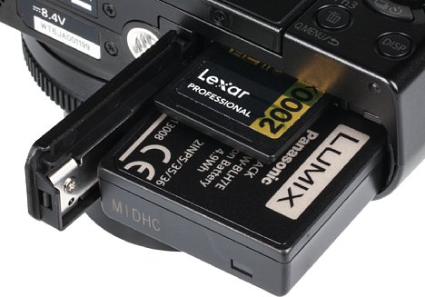 Bild Akku und Speicherkarte werden bei der Panasonic Lumix DMC-LX15 auf der Unterseite entnommen. Das USB-Kabel gibt übrigens Zugriff auf beides, der Akku wird darüber geladen und die Speicherkarte kann ausgelesen werden. [Foto: MediaNord]
