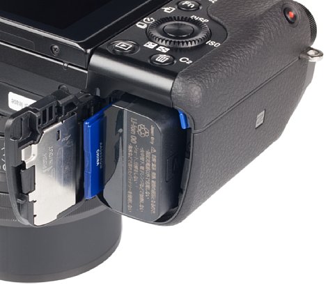 Bild Akku und Speicherkarte teilen ein gemeinsames Fach auf der Unterseite der Sony Alpha 6100. Durch die Nähe zur Klappe ist die Speicherkarte etwas fummelig zu entnehmen, der Akku dank USB-Ladung in der Kamera verbleiben. [Foto: MediaNord]