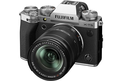 Bild Die Fujifilm X-T5 gibt es in Schwarz und Silber, optional auch mit dem abgebildeten XF 18-55 mm F2.8-4 R OIS WR im Set. [Foto: Fujifilm]