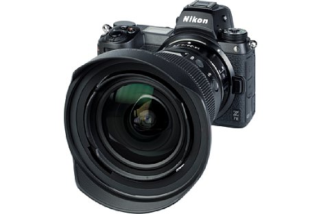 Bild Mit der HB-97 liegt dem Nikon Z 14-24 mm F2.8 S aber auch eine deutlich größere Streulichtblende bei. Sie kann ebenfalls zum Transport verkehrt herum montiert und mit dem Innendeckel kombiniert werden. Als Besonderheit bietet sie ein 112 mm Filtergewinde. [Foto: MediaNord]