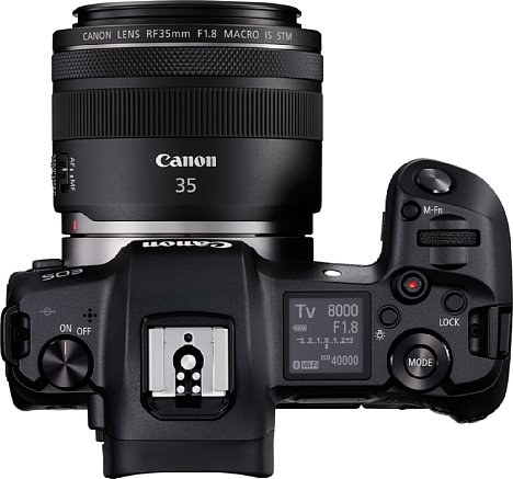 Bild Auf der Oberseite der Canon EOS R sitzt ein großes Schwarzweiß-Status-Display. Der Blitzanschluss ist kompatibel zum EOS-Blitzsystem von Canon. [Foto: Canon]
