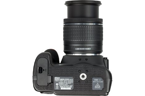 Bild Das Stativgewinde der Nikon D3400 sitzt in der optischen Achse und weit entfernt vom Akkufach. [Foto: MediaNord]