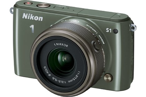 Bild Unterhalb der J-Modelle platzierte Nikon die S-Modelle. Die zeitgleich mit der 1 J3 vorgestellte 1 S1 (hier mit 1-Mount 11-27,5 mm) hatte den 10-Megapixel-Sensor früherer Nikon-1-Kameras. Den S-Kameras waren ab sofort die "schrägen" Farben vorbehalten. [Foto: Nikon]