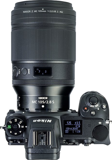 Bild Mit einer Länge von 14 Zentimetern und einem Durchmesser von 8,5 Zentimetern wirkt das Telemakro Nikon Z MC 105 mm F2.8 VR S an der Nikon Z 7II riesig. Über 1,3 Kilogramm wiegt die Kombination, wobei das Objektiv sogar leichter als die Kamera ist. [Foto: MediaNord]