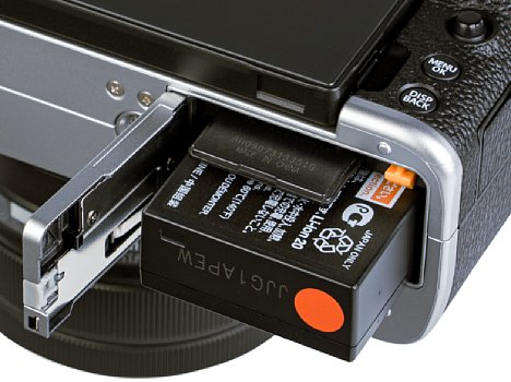 Bild Das kombinierte Akku- und Speicherkartenfach der Fujifilm X-T200 ist auf der Kameraunterseite zu finden. [Foto: MediaNord]