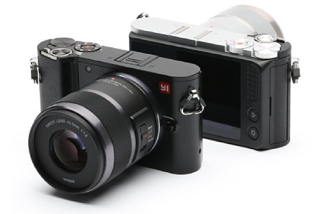 Bild Yi Technology Yi M1 in Schwarz und in Silber. Die Kamera hat nur wenige dedizierte Bedienelemente und wird hauptsächlich über den Touchscreen bedient. [Foto: Yi Technology]