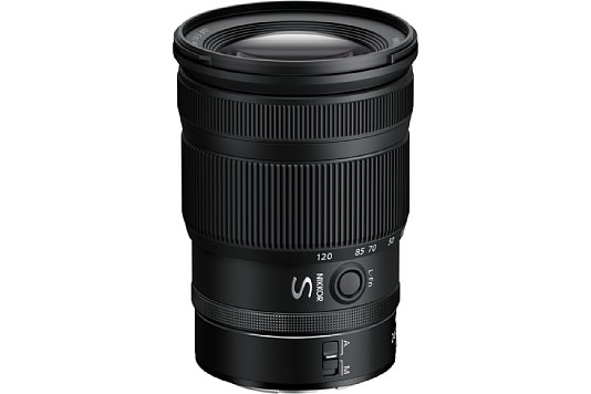 Bild Das Nikon Z 24-120 mm 4 S besitzt neben dem Zoom- und Fokusring auch eine Funktionstaste sowie einen frei belegbaren Einstellring. [Foto: Nikon]