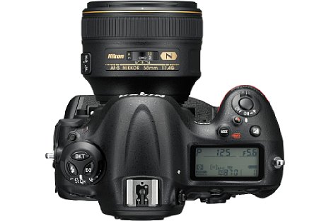 Bild Die Nikon D4S als weitere Detailverbesserungen eine optimierte Daumenmulde und eine schärfere Bildschirmschrift. [Foto: Nikon]