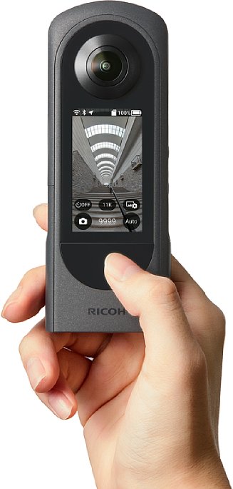 Bild Der Touch-Screen der Ricoh Theta X ermöglicht ein ganz anderes Bedienkonzept als bei den bisherigen Theta-Modellen, die überwiegend vom Smartphone aus bedient wurden. [Foto: Ricoh]