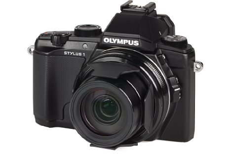 Bild Olympus Stylus 1/1S ist eine typische Bridge-Kamera. Sie sieht irgendwie nach Spiegelreflex aus, ist aber keine. Das Zoomobjektiv bietet schon einiges an Zoombereich. Ein Blitzschuh und fortgeschrittene Bedienmöglichkeiten sind selbstverständlich. [Foto: MediaNord]