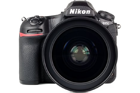 Bild Das Gehäuse der Nikon D850 besteht größtenteils aus Metall, jedoch teilweise auch aus robustem Kunststoff. [Foto: MediaNord]