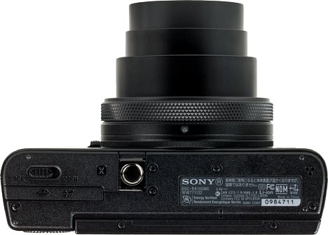 Bild Das Stativgewinde der Sony RX100 VI liegt nicht nur außerhalb der optischen Achse, sondern auch noch direkt neben dem Akku- und Speicherkartenfach, das damit selbst von kleinsten Schnellwechselplatten blockiert wird. [Foto: MediaNord]