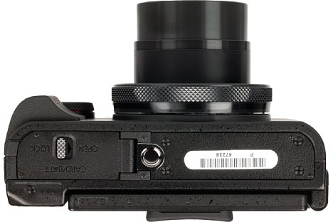 Bild Das Stativgewinde der Canon PowerShot G5 X liegt leider nicht nur außerhalb der optischen Achse, sondern auch noch direkt neben dem Speicherkarten- und Akkufach. [Foto: MediaNord]