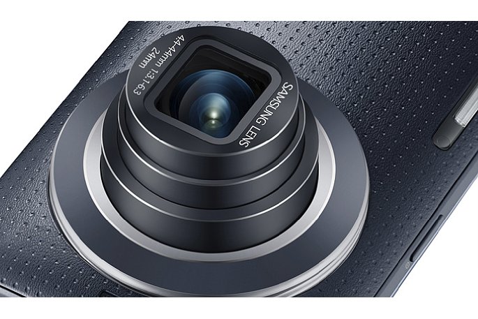 Bild Wie bei einer Digitalkamera fährt das Zehnfach-Zoom des Samsung Galaxy K Zoom aus. [Foto: Samsung]