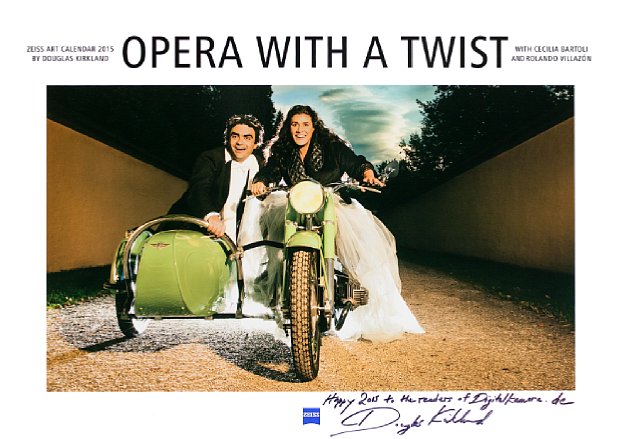 Bild Zeiss Kalender 2015 Opera With A Twist von Douglas Kirkland mit Signatur für digitalkamera.de. [Foto: Douglas Kirkland/Zeiss/MediaNord]