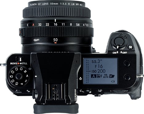 Bild Das Fujifilm GF 50 mm F3.5 R LM WR trägt kaum auf, bietet aber dennoch einen vollwertigen Blendenring und einen griffigen Fokusring. [Foto: MediaNord]