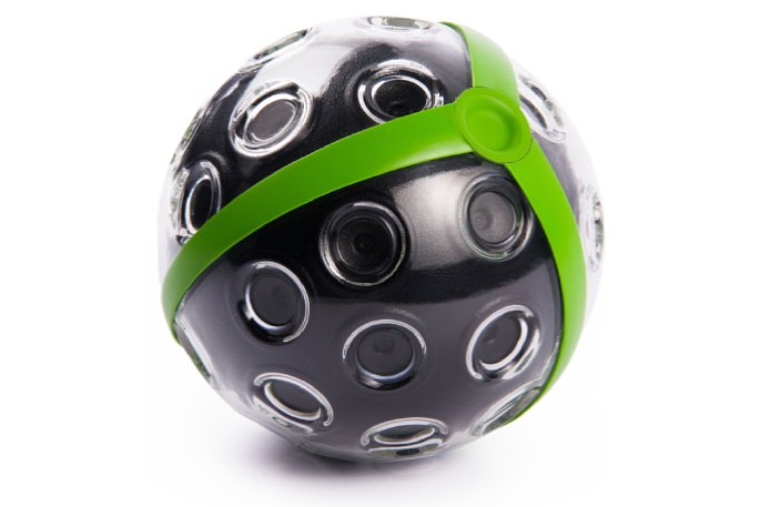 Bild Design-Prototyp: Die endgültige Panono Panoramic Ball Camera besitzt ein robustes Kunststoffgehäuse und wird mit markanten grünen oder dezenten schwarzen Streifen erhältlich sein. [Foto: Panono]