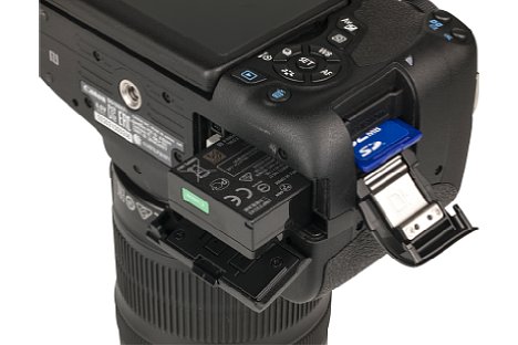 Bild Akku und SD-Speicherkarte werden bei der Canon EOS 750D und 760D jeweils getrennt voneinander entnommen. So kommt man besonders einfach an die Speicherkarte heran. [Foto: MediaNord]